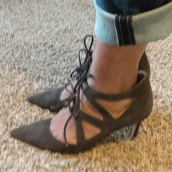 Manolo Blahnik Asaki Pump - Picture 11 of 11